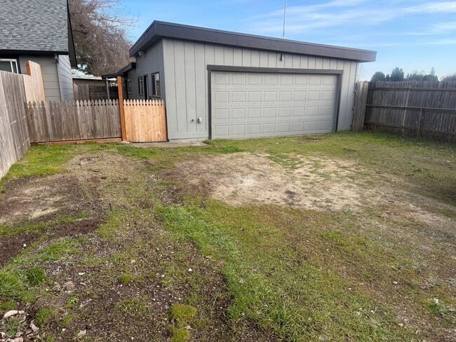 Building Photo - Studio apartment with a large garage in Eugene!