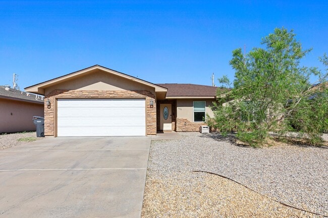 Building Photo - Conveniently located 3 Bedroom with 2 Car Garage