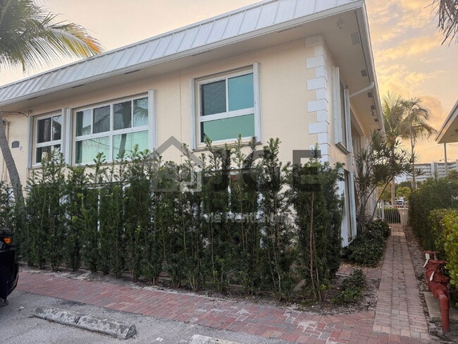 Building Photo - 861 SE 22nd Ave Unit Apt 4