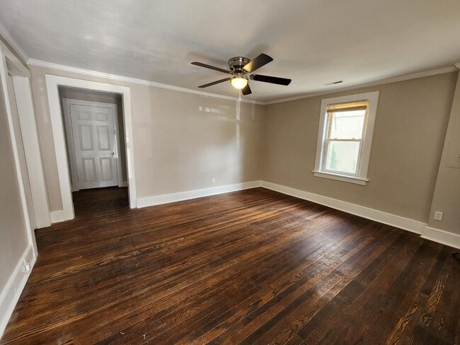 Photo - 829 Centre Ave NW