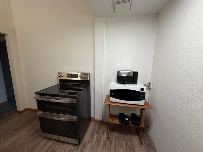 Photo - 542 Benson Ave SW Unit ensuite 220