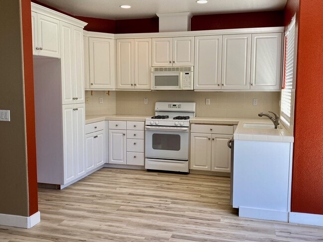 Photo - 4 bedroom close to freeway, parks and shopping