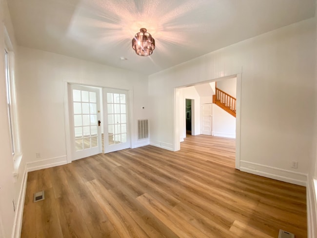 Photo - 404 Lamont St