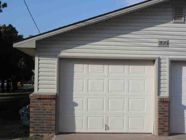 Private garage with automatic opener - 2125 N. Monroe Casa Adosada