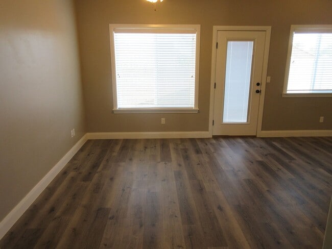 Photo - 3 Bedroom - 2.5 bathroom - in the heart of...