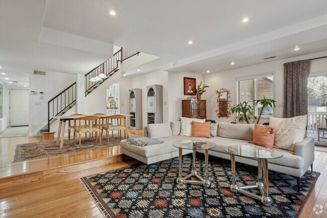 Building Photo - GORGEOUS BRICK TOWNHOME 2BD/3BA+LOFT- CHER...
