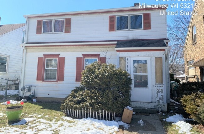 Building Photo - 4BR, YARD, PARKING, BASEMENT