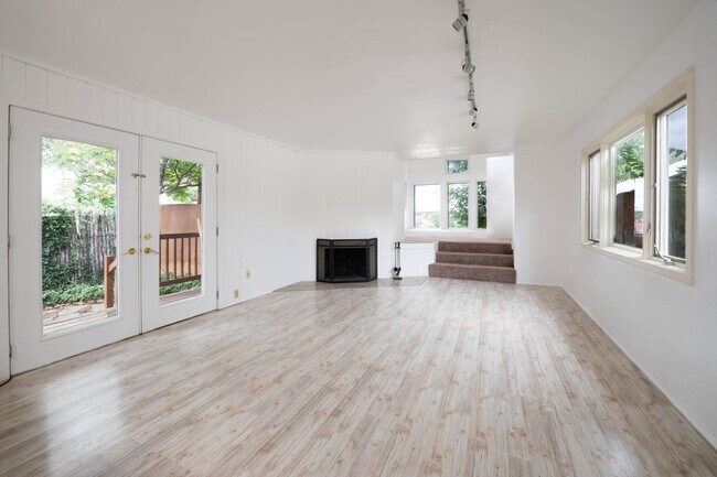 Building Photo - Sunlit One-Bedroom Gem Unit B Rental