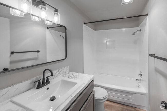 2BR, 2BA - 1,111SF - Bathroom