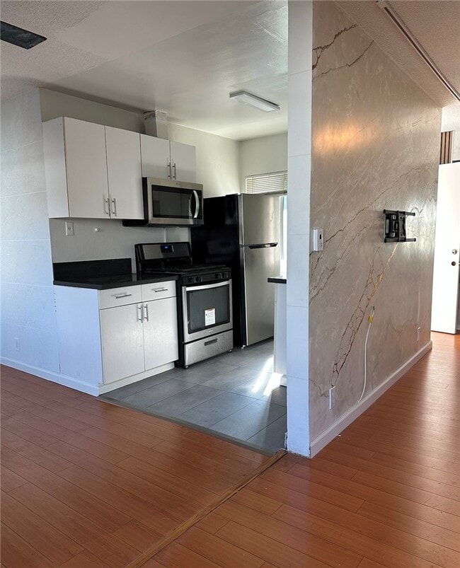 Photo - 6643 De Longpre Ave Unit 5