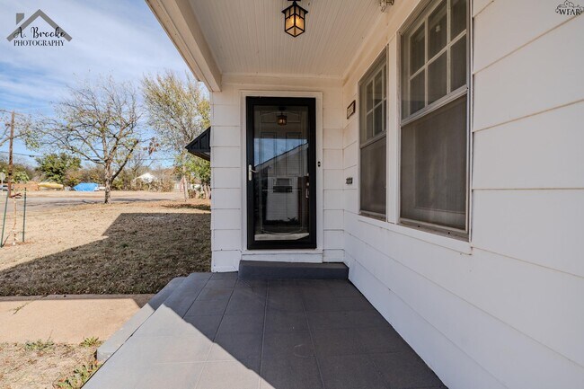 Photo - 2003 Arthur St