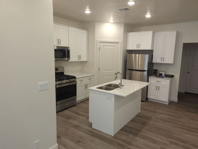 Photo - Stunning Spacious 3 Bedroom Unit