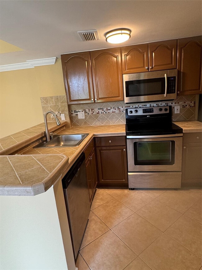 Building Photo - 10757 Cleary Blvd Unit 108