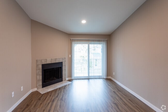 2BR, 2BA - 980SF