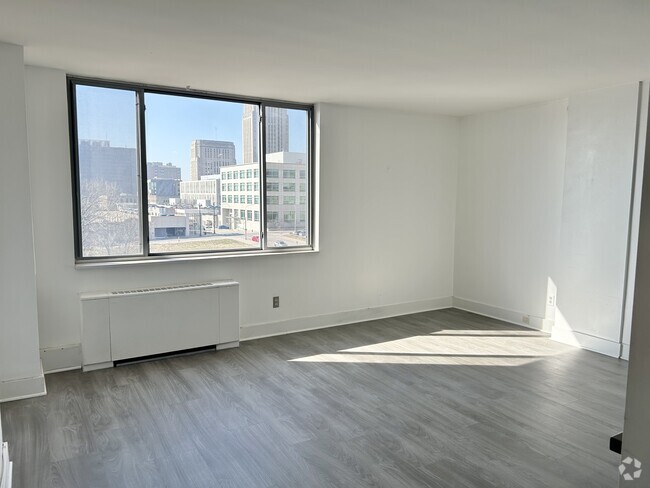 Building Photo - 600 E 8th St Unit 7M Rental