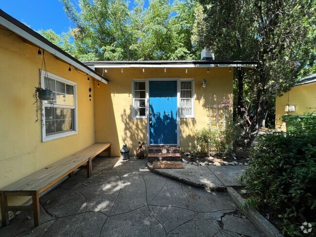 Building Photo - 2 bed 1 bath + Bonus Room Rental