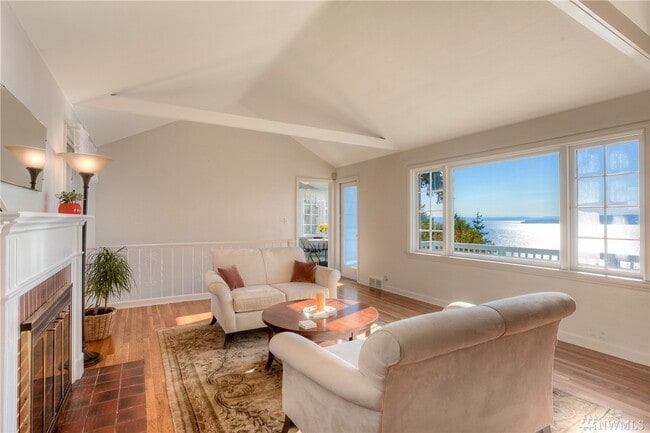 Living room with vaulted ceiling - 2739 SW 170th St