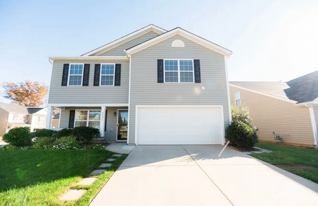 Building Photo - Beautifully 4-bedroom, 2.5-bathroom spacio...