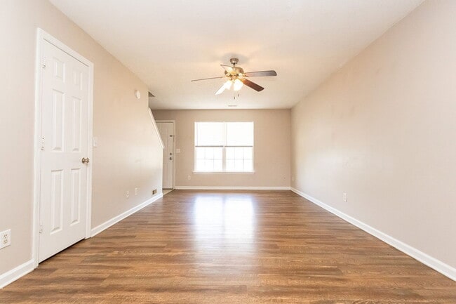 Photo - 464 Guyler St
