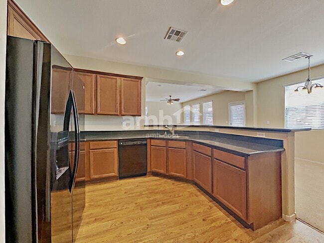 Photo - 1052 Crescent Falls St