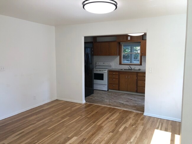 Photo - 610 NE Gray Ln