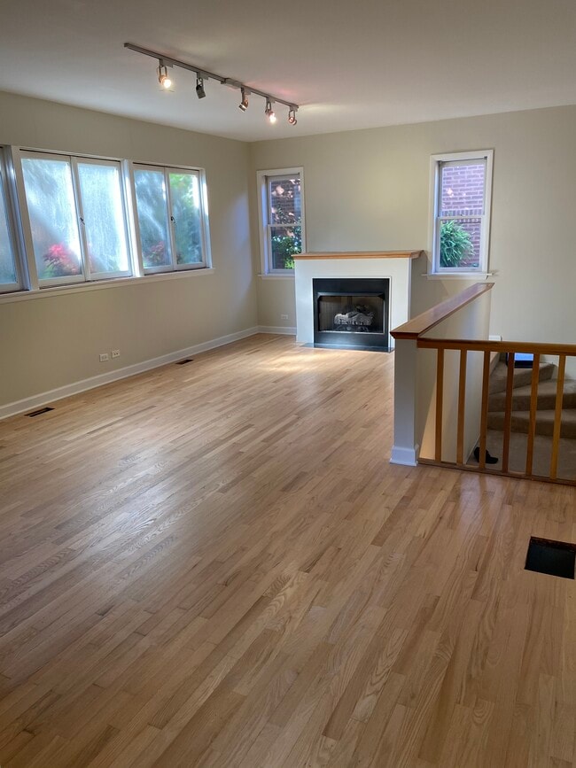 2050 W Foster Ave Unit Rear