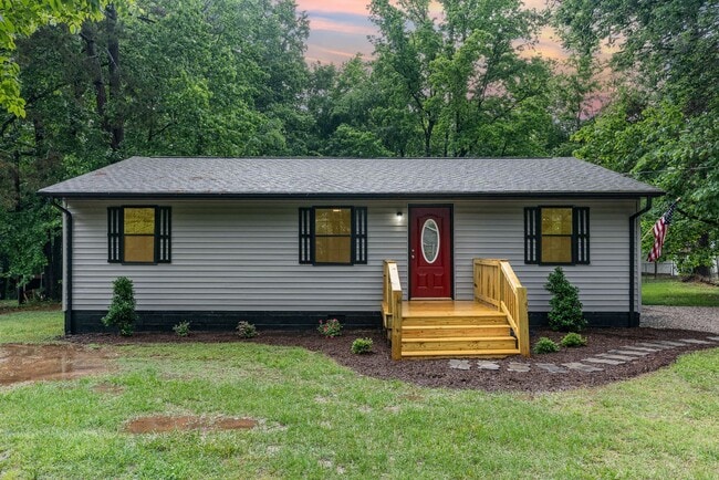 Building Photo - Beautifully Renovated 3-Bedroom Home in Fr...