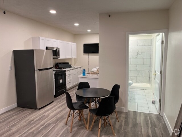 Building Photo - 110 N 300 E Unit Fully Furnished Internet Rental