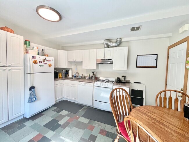 Photo - 46 Athol St Unit 3