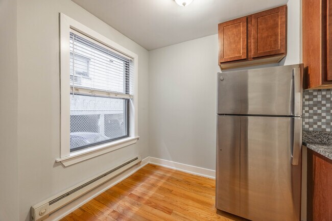 Photo - 435 W Roscoe St