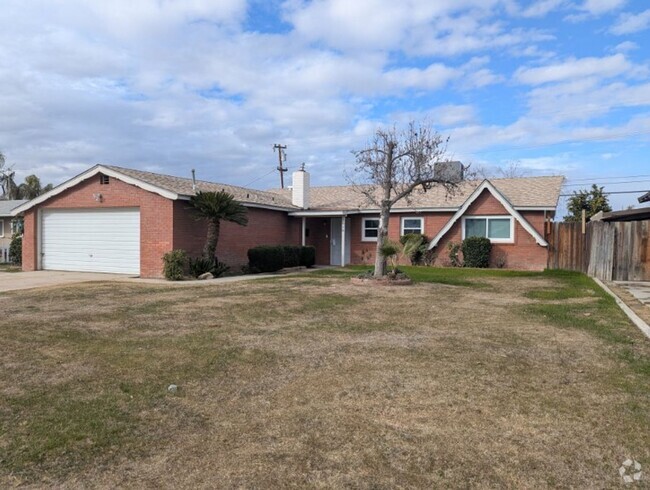 Building Photo - Stunningly Renovated 4 Bed, 3 Bath Home in...