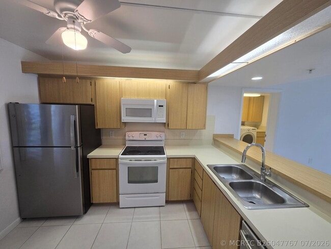 901 Seafarer Cir Unit 104
