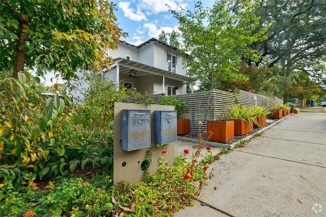 Building Photo - 1092 Kirkwood Ave SE Rental