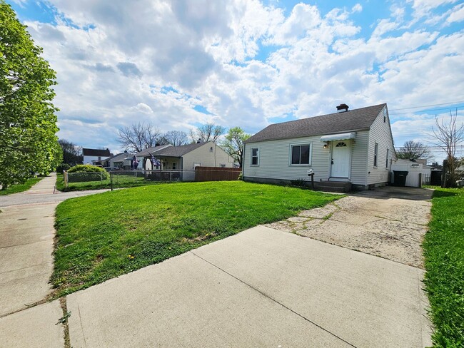 Building Photo - Move-In Ready 2BR/1BA Home w/ 2-Car Garage | Recently Updated