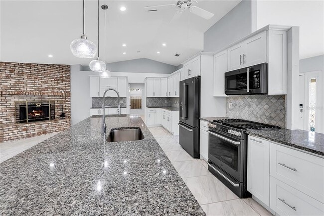 Photo - 911 Wee Burn Pl