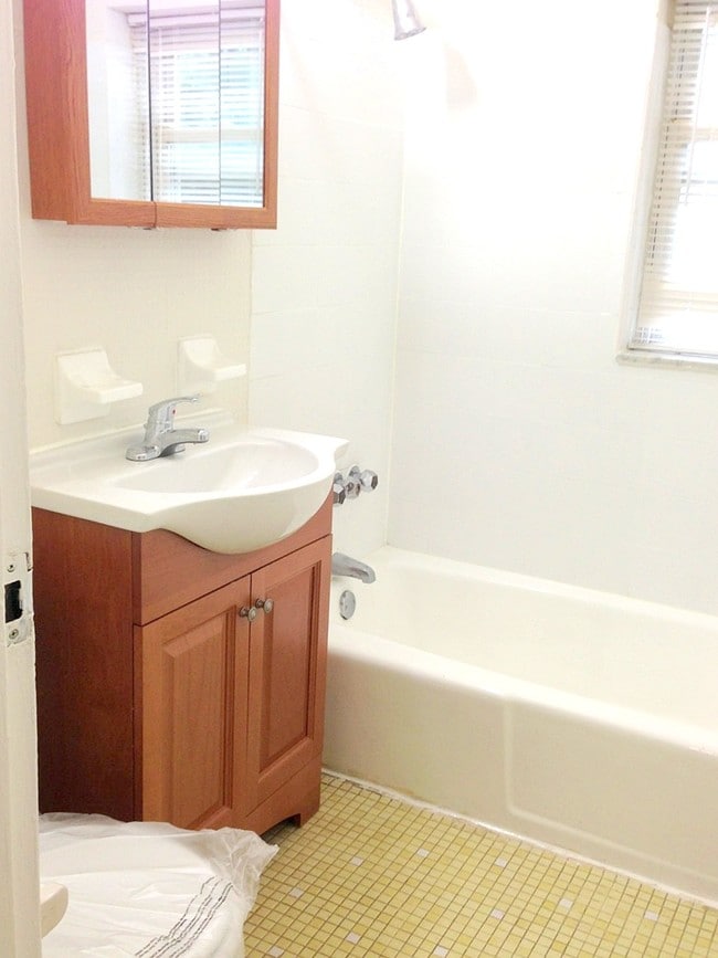 Photo - Professional Management, Modern, Large Apt...