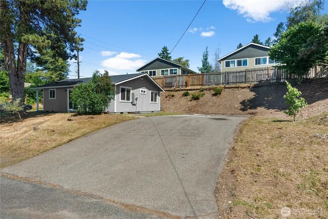 Photo - 502 Tullis St NE