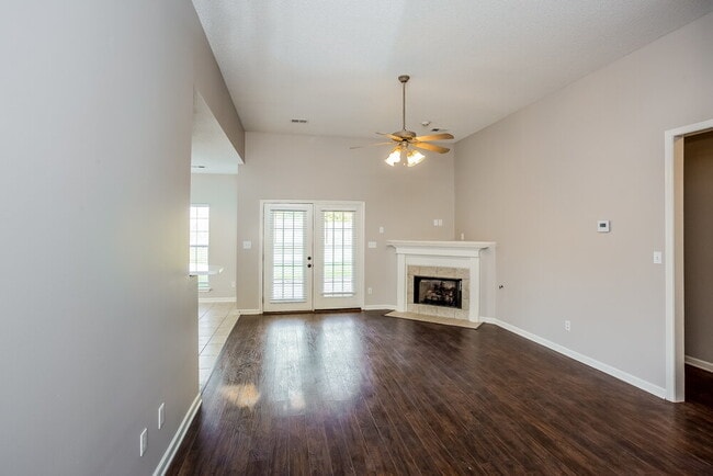 Photo - 610 Classic Dr N