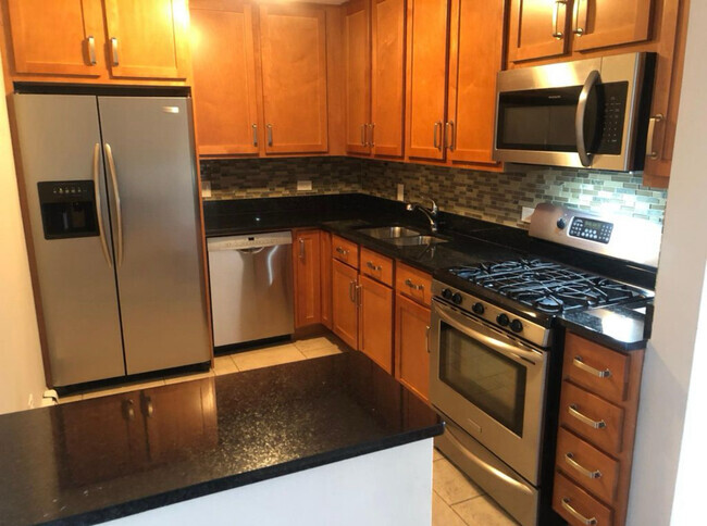 Building Photo - 677 S River Rd Unit 3F Rental