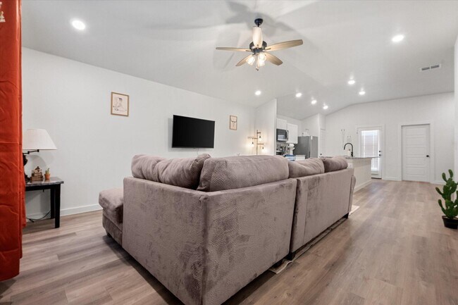 Photo - 2133 Langford Ave