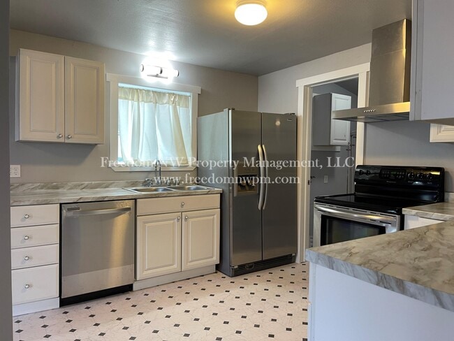 Photo - 515 Phoenix St NE