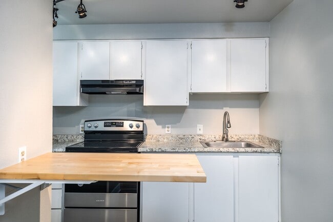 Photo - Victory Manor: Leasing Specials! Renovated...