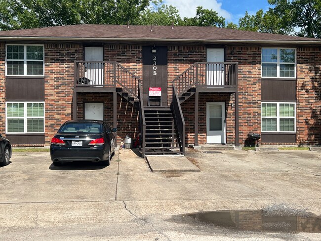 Building Photo - 2305 Downey Dr Unit 4 Rental