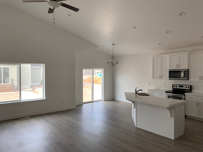 Photo - 337 E 170 N
