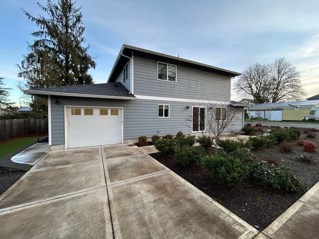 Photo - 4 bedroom, 2.5 Bath In Carlton- Great Location!