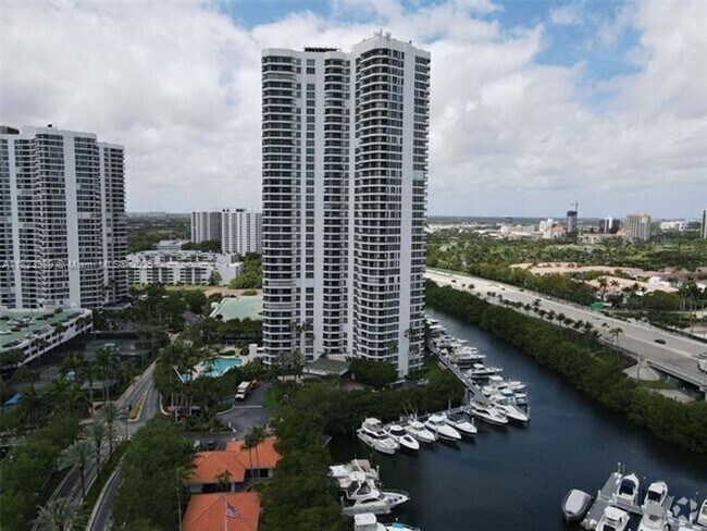 Building Photo - 3500 Mystic Pointe Dr Unit 3500 Mystic Pointe Dr  401 Rental