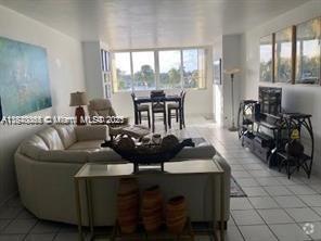 Building Photo - 5005 Collins Ave Unit 305 Rental