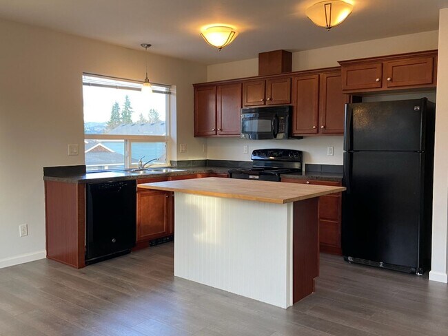 Photo - Spacious 1 bedroom 1 bath duplex in Hood River