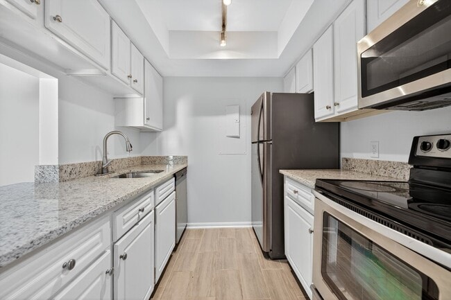 Building Photo - 18318 Streamside Dr