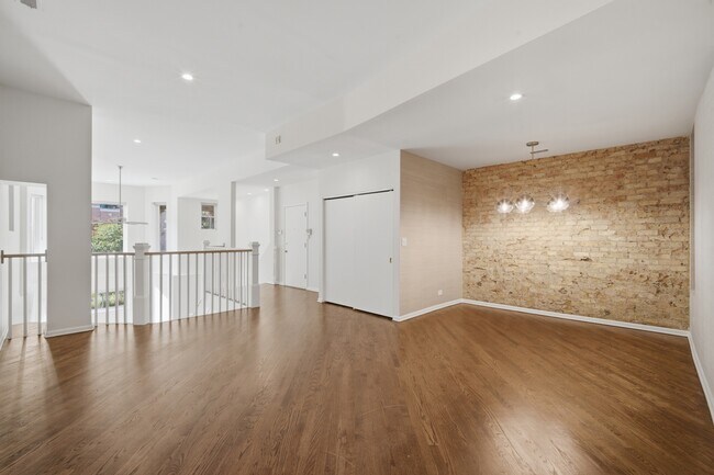 Photo - 626 W Buckingham Pl